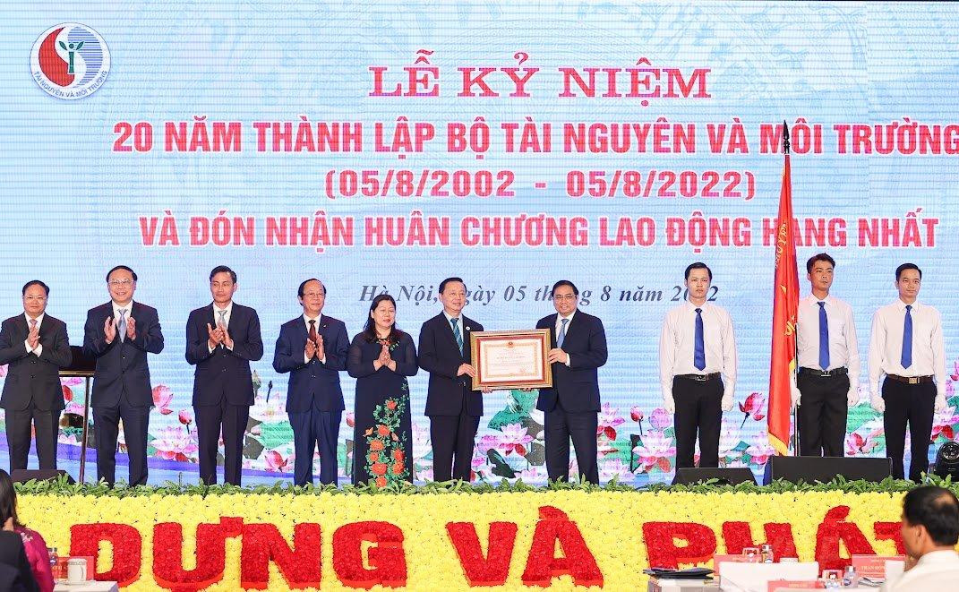 Thủ tướng Phạm Minh Chính trao Huân chương lao động hạng Nhất cho đại diện Bộ Tài nguyên và Môi trường.