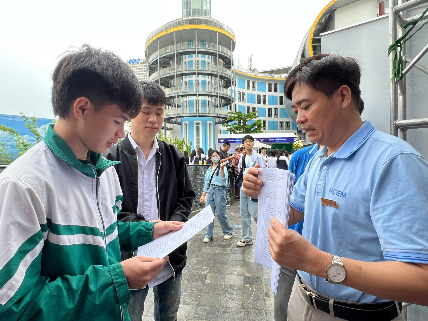 Thầy Nguyễn Văn Trọng, Giám đốc Trung tâm tư vấn tuyển sinh Trường Cao đẳng nghề Cơ Điện (Hà Nội) trực tiếp tư vấn cho học sinh. Thầy Nguyễn Văn Trọng, Giám đốc Trung tâm tư vấn tuyển sinh Trường Cao đẳng nghề Cơ Điện (Hà Nội) trực tiếp tư vấn cho học sinh.
