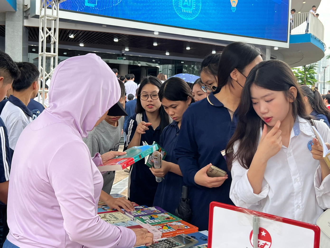 Nhiều học sinh hào hứng tham gia chương trình ngày hội. Nhiều học sinh hào hứng tham gia chương trình ngày hội.