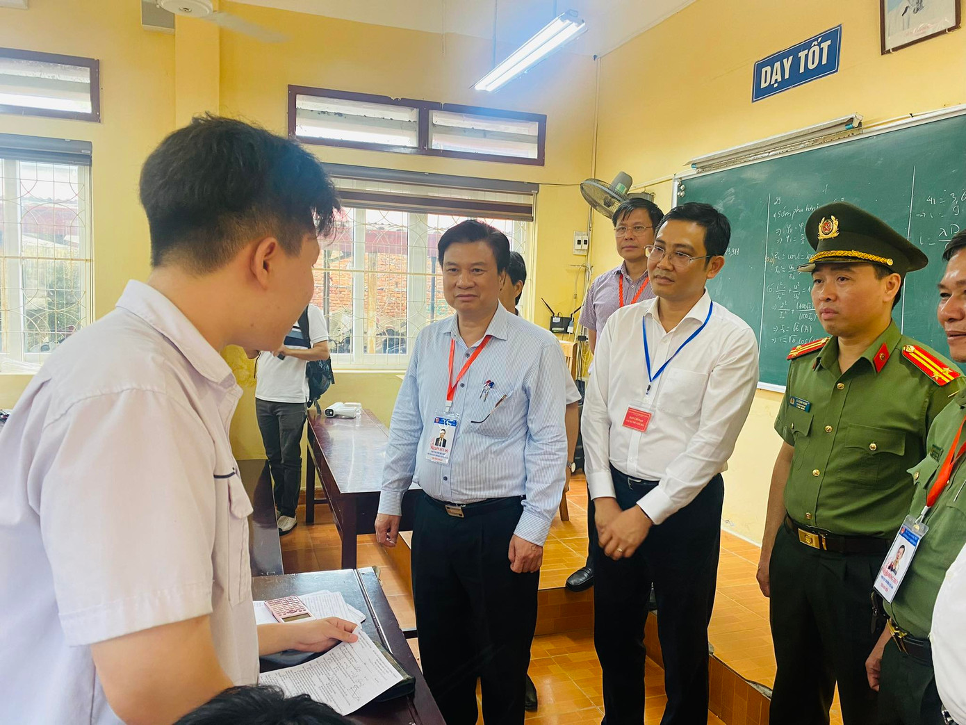 Thứ trưởng Nguyễn Hữu Độ và đoàn kiểm tra công tác chuẩn bị thi tại Hải Phòng năm 2022.