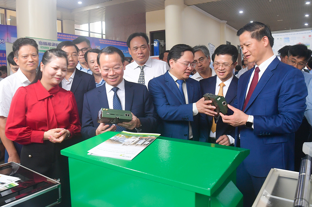 Các đại biểu tham quan giải pháp công nghệ triển lãm tại Hội nghị.