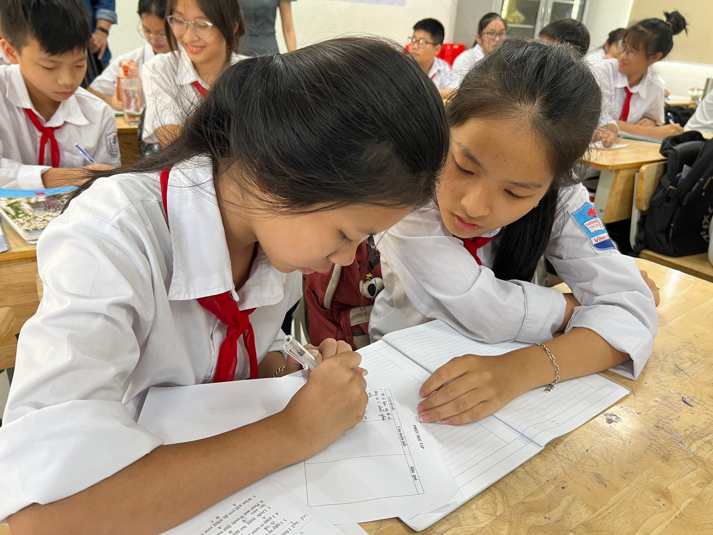 Nhà trường hoặc các tổ chức, cá nhân tuyệt đối không được dùng hình thức nào để ép buộc học sinh học thêm, theo quy định của Bộ GD&ĐT. Nhà trường hoặc các tổ chức, cá nhân tuyệt đối không được dùng hình thức nào để ép buộc học sinh học thêm, theo quy định của Bộ GD&ĐT.