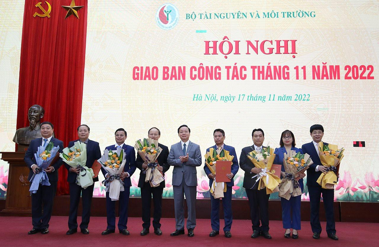 Bộ Tài nguyên và Môi trường vừa bổ nhiệm 8 cán bộ giữ chức cục trưởng, vụ trưởng. Bộ Tài nguyên và Môi trường vừa bổ nhiệm 8 cán bộ giữ chức cục trưởng, vụ trưởng.