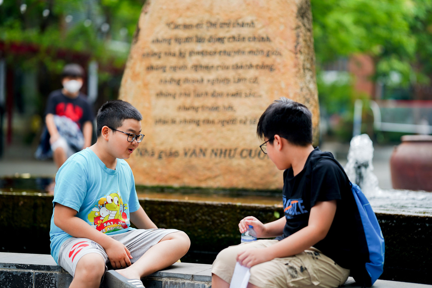 Trước giờ vào phòng thi, các "thí sinh nhí" tranh thủ trò chuyện với bạn.