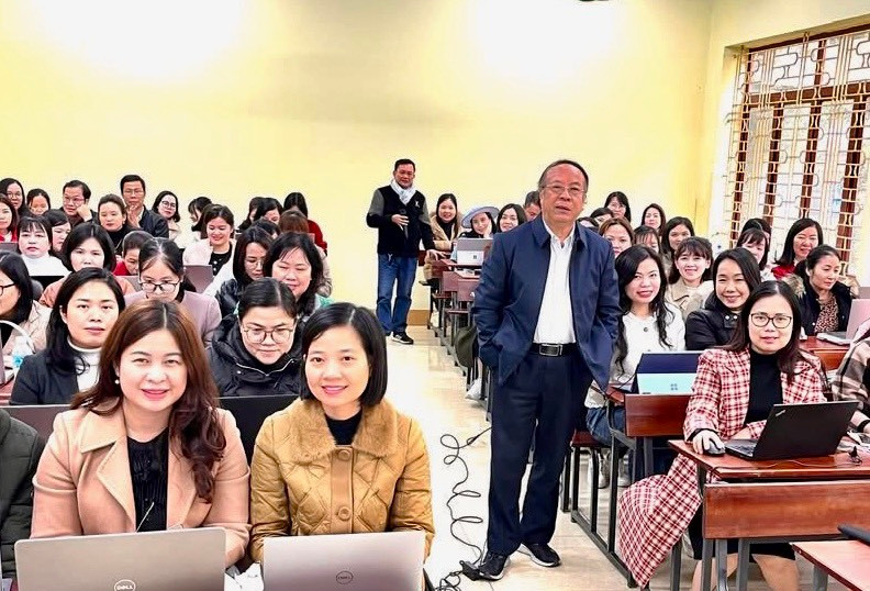 PGS.TS Đỗ Ngọc Thống, Chủ biên Chương trình Ngữ văn GDPT 2018 tập huấn cho giáo viên về ra đề thi Ngữ văn và luyện tập cho học sinh.