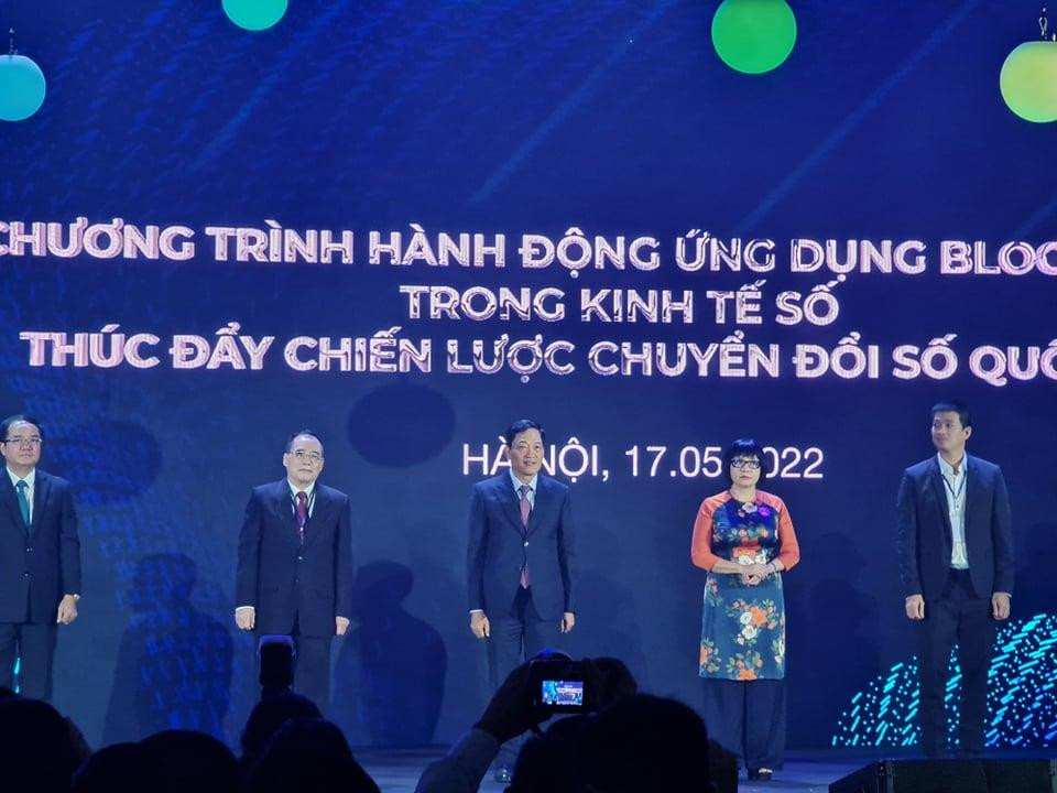 Thứ trưởng Trần Văn Tùng (giữa) cùng lãnh đạo các bộ ngành, hiệp hội công bố chương trình hành động ứng dụng blockchain trong kinh tế số, thúc đẩy chiến lược Chuyển đổi số Quốc gia.