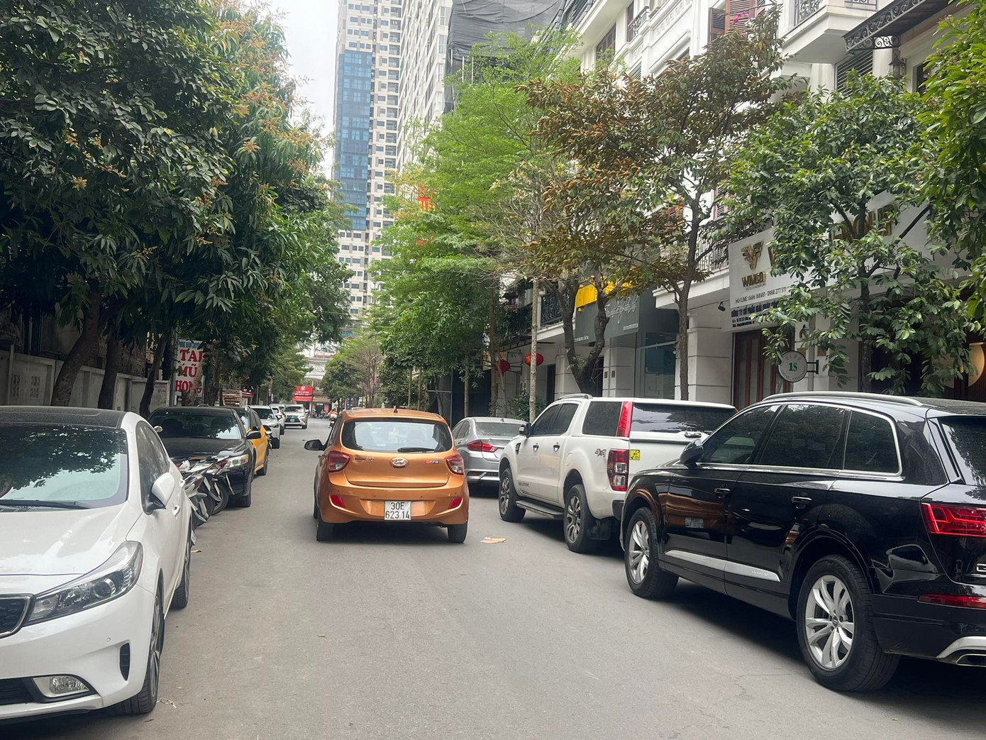 Ô tô đỗ tràn 2 bên đường vào các trường học. Ô tô đỗ tràn 2 bên đường vào các trường học.