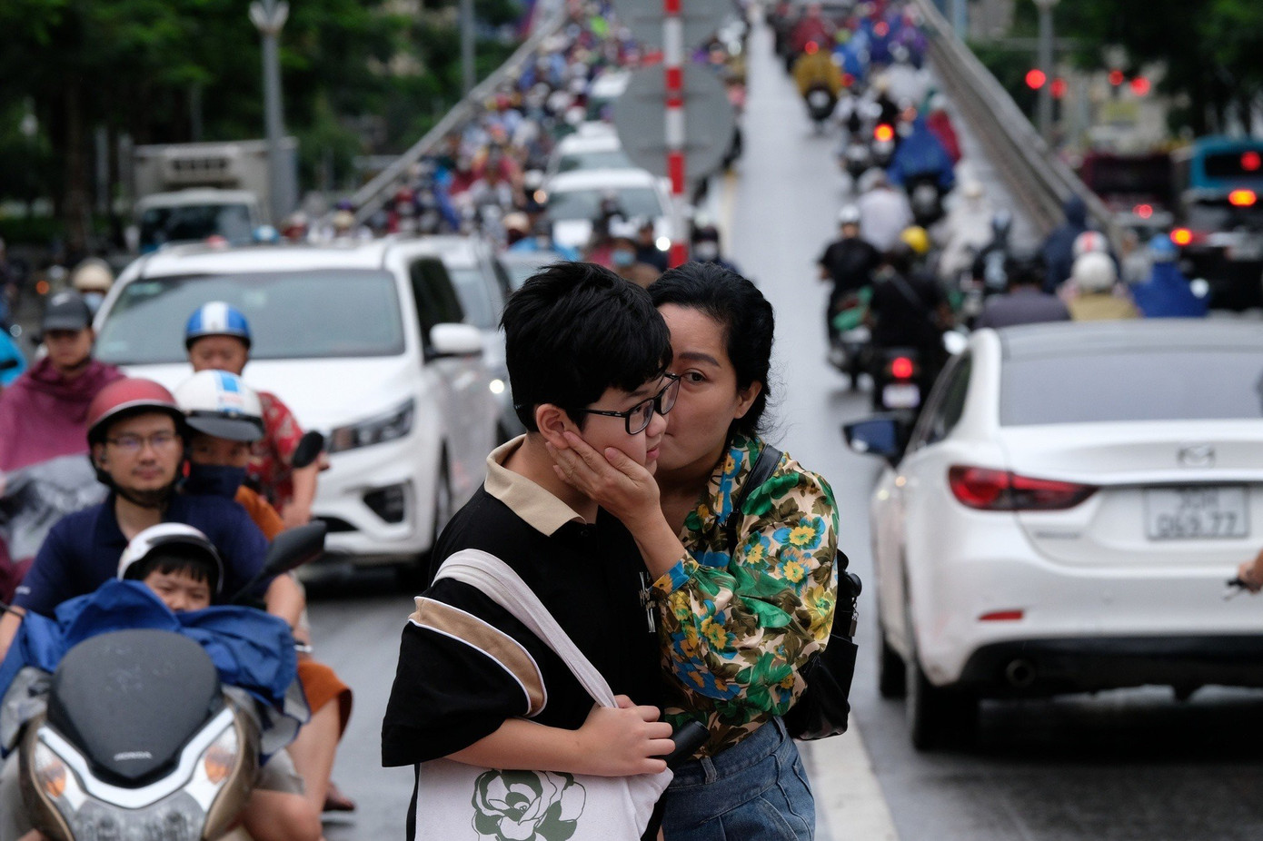 "Bình tĩnh, làm bài tốt con nhé", lời người mẹ dặn dò con trước giờ thi.