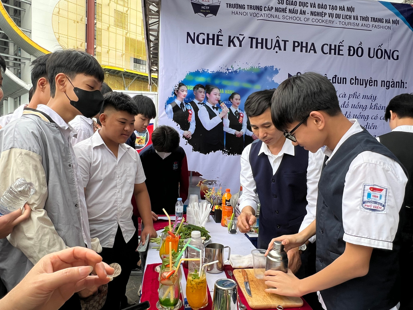 Phạm Bảo Khánh, học sinh lớp 9, Trường THCS Phú Diễn, quận Bắc Từ Liêm (Hà Nội) đăng ký học cách pha chế đồ uống. Phạm Bảo Khánh, học sinh lớp 9, Trường THCS Phú Diễn, quận Bắc Từ Liêm (Hà Nội) đăng ký học cách pha chế đồ uống.