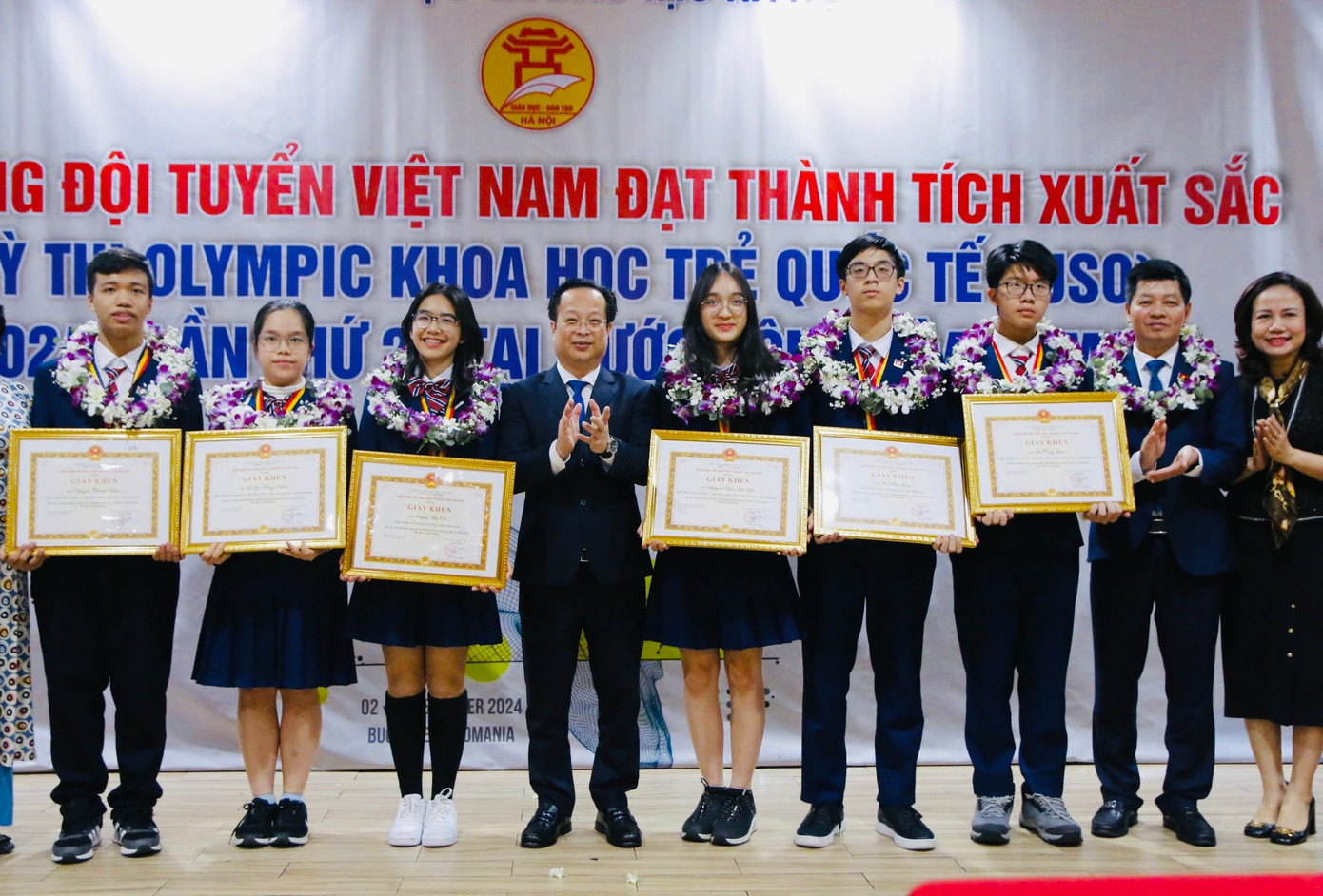Đội tuyển Olympic khoa học trẻ quốc tế 2024 được tặng Giấy khen.