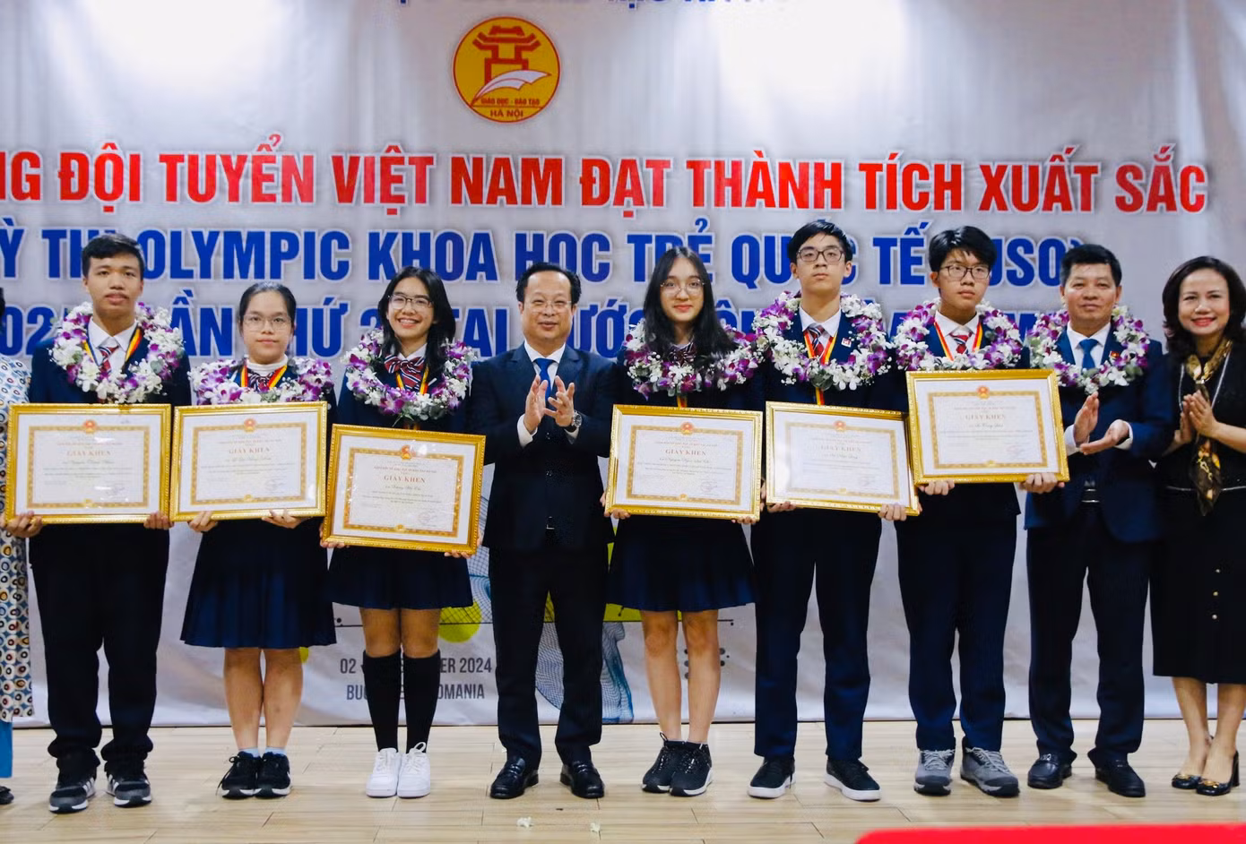 Đội tuyển Olympic khoa học trẻ quốc tế 2024 được tặng Giấy khen. Đội tuyển Olympic khoa học trẻ quốc tế 2024 được tặng Giấy khen.
