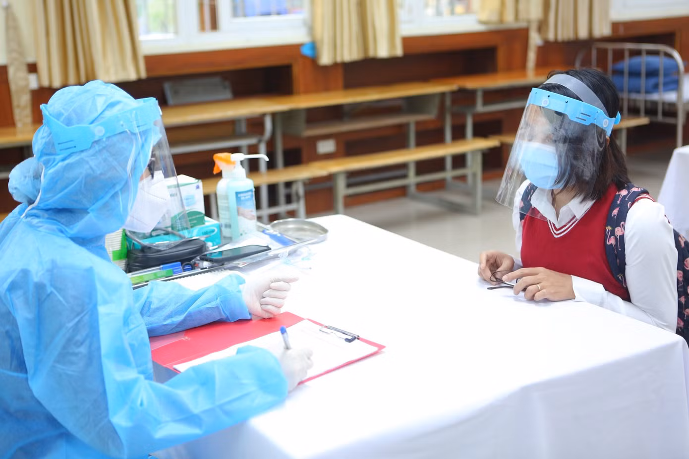 Phát hiện học sinh có biểu hiện ho, sốt, mỏi mệt..., giáo viên báo cán bộ Y tế nhà trường đưa học sinh về phòng cách ly tạm thời