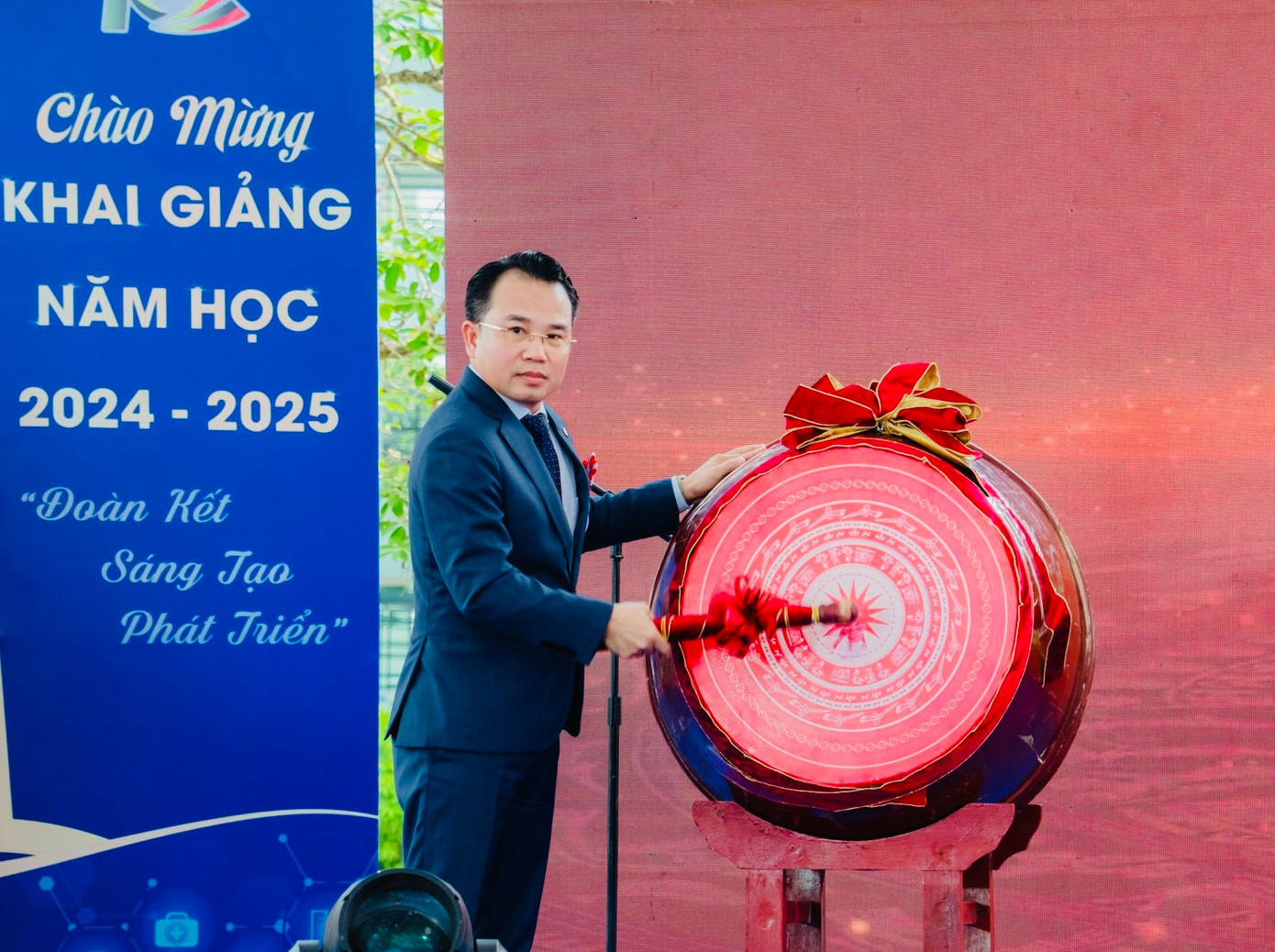 Ông Đường Xuân Tùng, Hiệu trưởng Trường Cao đẳng Dược Hà Nội đánh trống khai giảng năm học mới. Ông Đường Xuân Tùng, Hiệu trưởng Trường Cao đẳng Dược Hà Nội đánh trống khai giảng năm học mới.