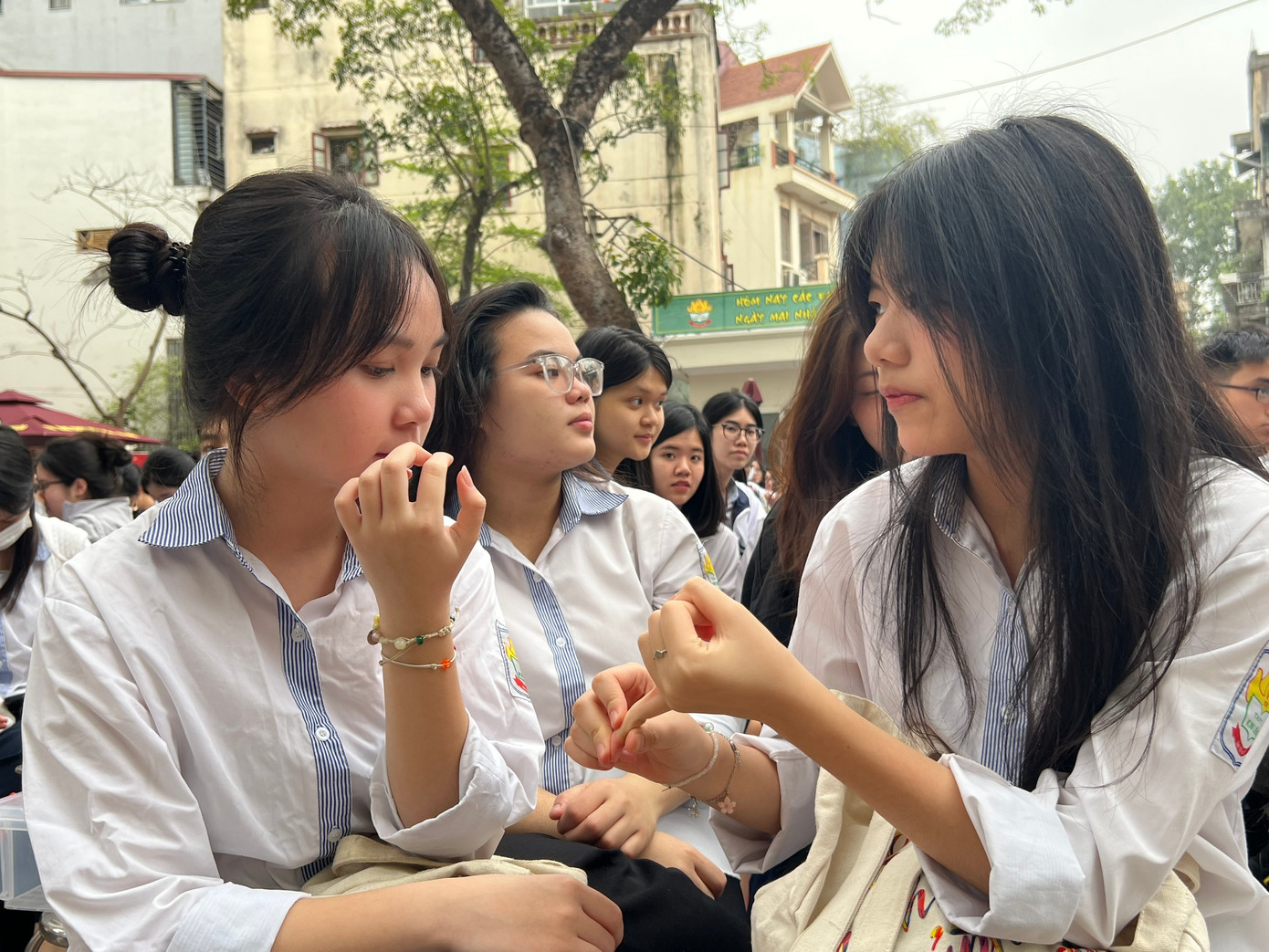 Kỳ thi năm nay có 2 đề thi tương ứng với 2 lịch thi khác nhau tuy nhiên đều diễn ra trong 2 ngày từ 26-27/6. Kỳ thi năm nay có 2 đề thi tương ứng với 2 lịch thi khác nhau tuy nhiên đều diễn ra trong 2 ngày từ 26-27/6.