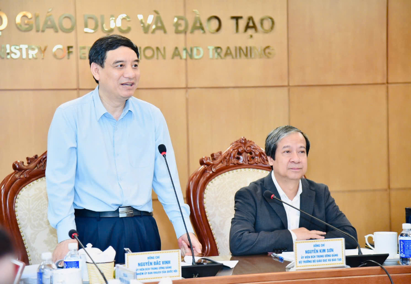 Chủ nhiệm Ủy ban Văn hóa Xã hội Nguyễn Đắc Vinh phát biểu tại cuộc họp.