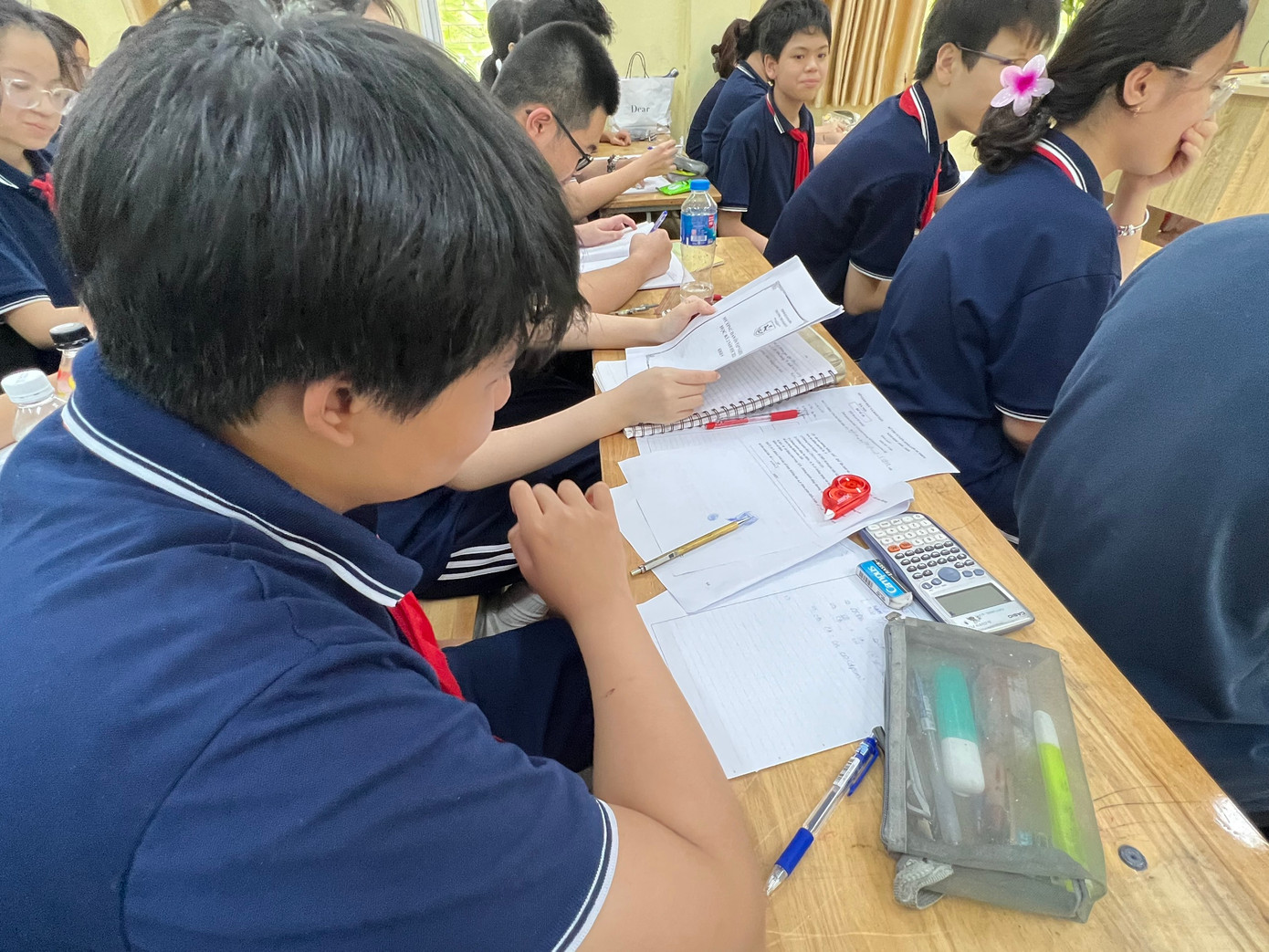 Sát kỳ thi, học sinh lớp 9 vẫn miệt mài giải Toán, làm Văn.