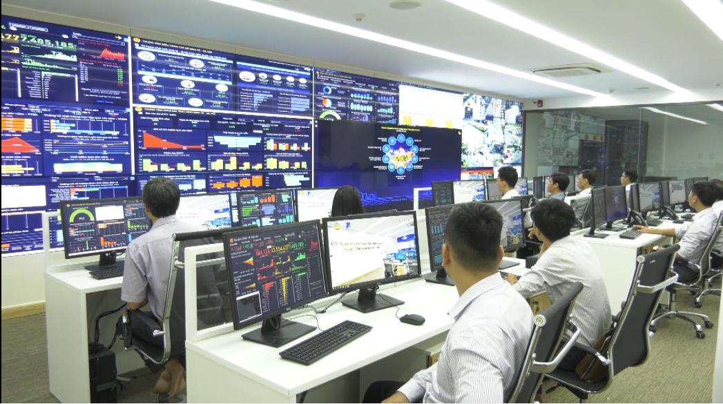 Thời gian qua, hoạt động chuyển đổi số được triển khai mạnh mẽ ở nhiều địa phương. Trong ảnh là một Trung tâm điều hành thông minh cấp tỉnh.