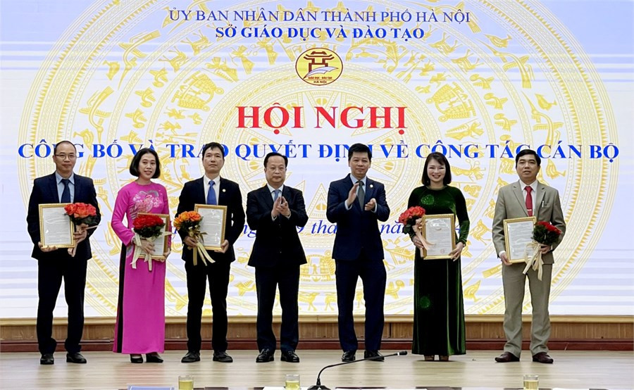 Lãnh đạo Sở GD&amp;ĐT Hà Nội trao Quyết định và tặng hoa cán bộ quản lý các trường công lập và công chức thuộc Sở.