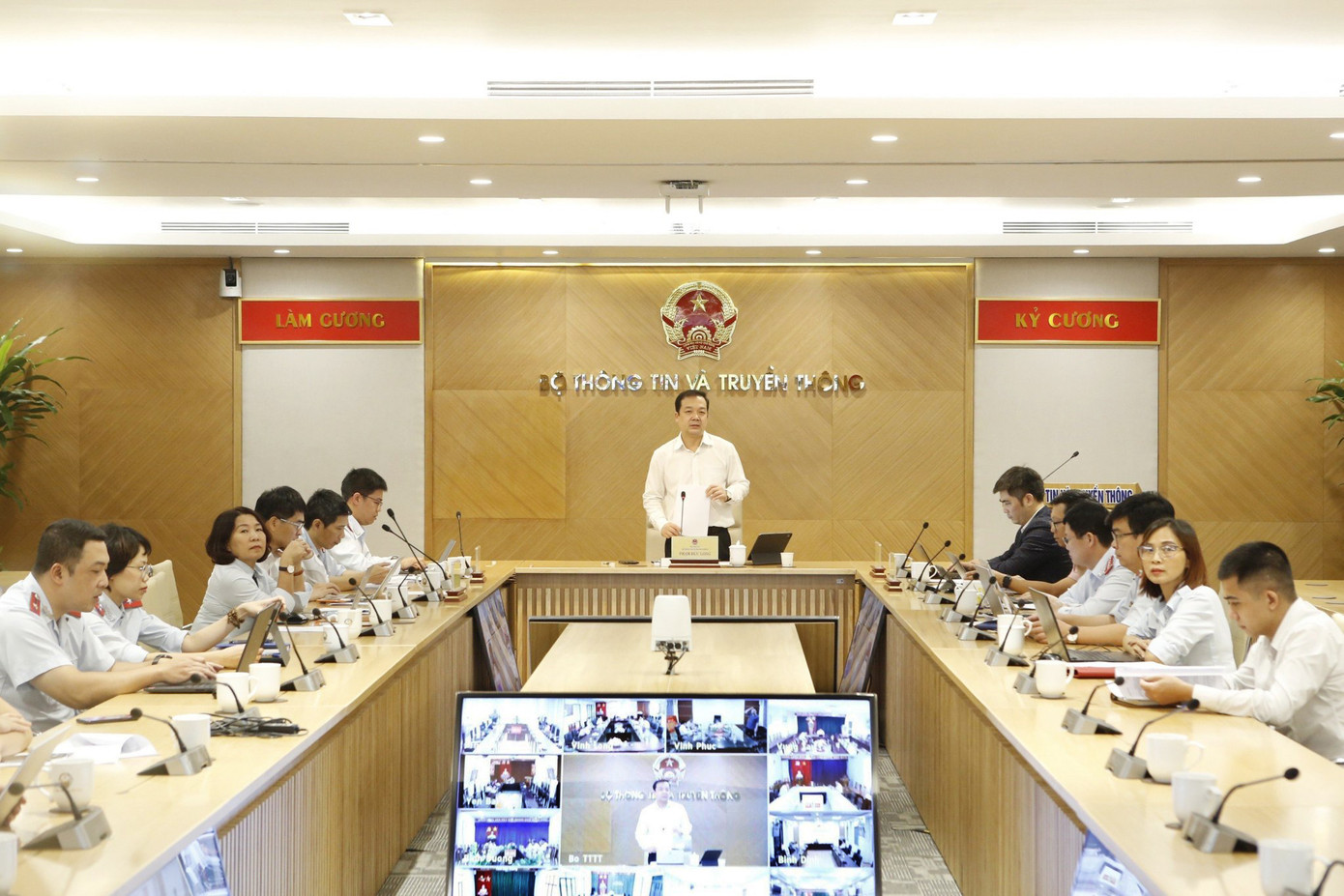 Hội nghị trực tuyến chỉ đạo, quán triệt triển khai thanh tra đột xuất việc chấp hành pháp luật về quản lý thông tin thuê bao dịch vụ viễn thông di động mặt đất sáng nay (19/5). Hội nghị trực tuyến chỉ đạo, quán triệt triển khai thanh tra đột xuất việc chấp hành pháp luật về quản lý thông tin thuê bao dịch vụ viễn thông di động mặt đất sáng nay (19/5).