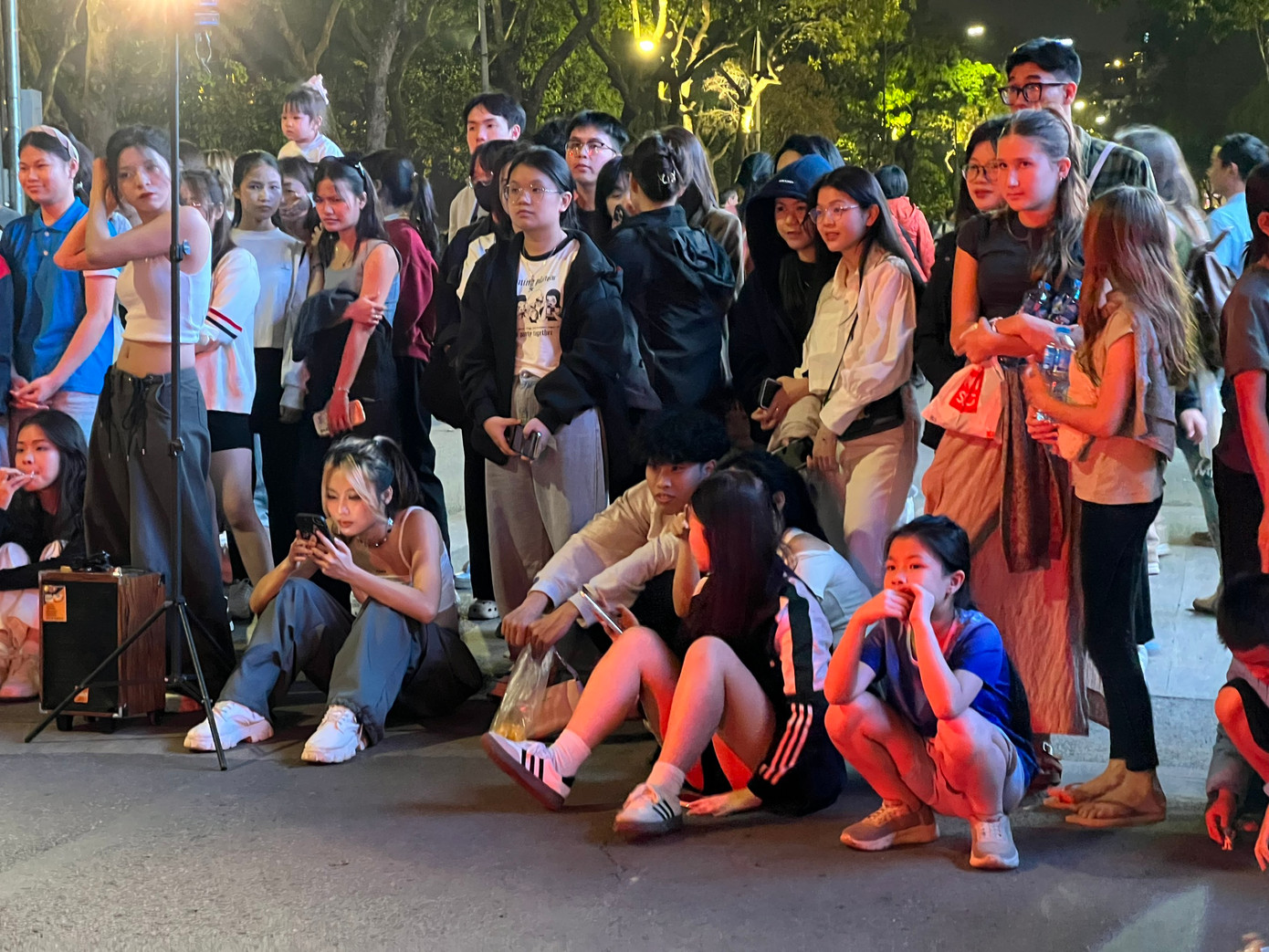 Theo ghi nhận của PV Tiền Phong, hôm qua (6/4), lượng du khách đổ về khu vực hồ Hoàn Kiếm khá đông để tham gia các hoạt động vui chơi, giải trí. Trong đó, khu vực đông nhất là Quảng trường Đông Kinh - Nghĩa Thục để tranh thủ check in toà nhà "Hàm cá mập". Ngoài ra, các khu vực như, phố sách Nguyễn Xí, Đền Ngọc Sơn, các hàng quán... cũng tấp nập người qua lại. Nhiều người tập trung xem các nhóm nhạc biểu diễn tại hồ Hoàn Kiếm.