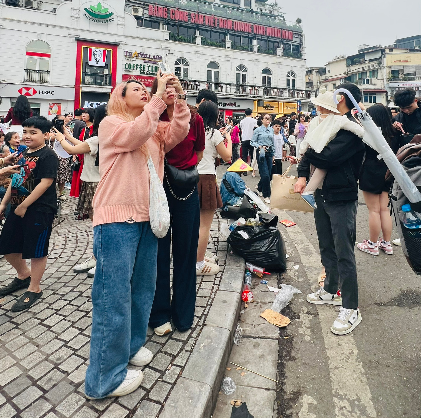 Bên cạnh không gian thơ mộng, thoáng đãng, nhiều hoạt động thú vị, đập vào mắt du khách đó là những hình ảnh không đẹp. Rác được vứt ở nhiều nơi từ vỉa hè đến lòng đường phố. Từ vỏ kem, vỏ hoa quả, chai nước, đồ ăn… được một số người dân vô ý thức xả thẳng ra đường.