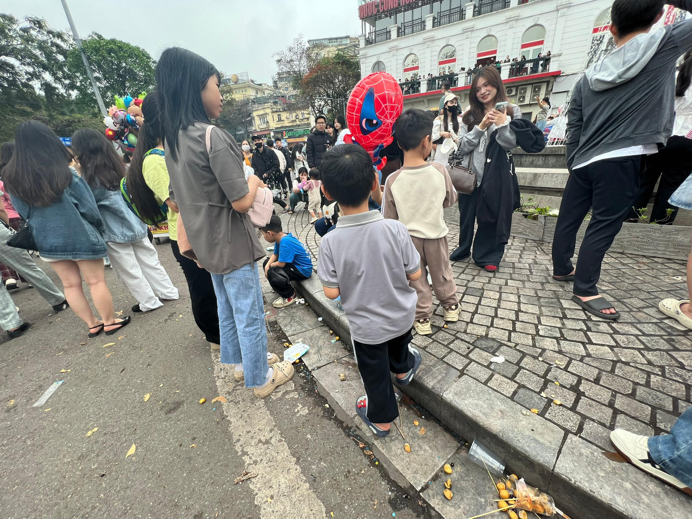 "Thật đáng buồn vì vẫn còn một số người dân chưa có ý thức bảo vệ môi trường", một du khách chia sẻ.