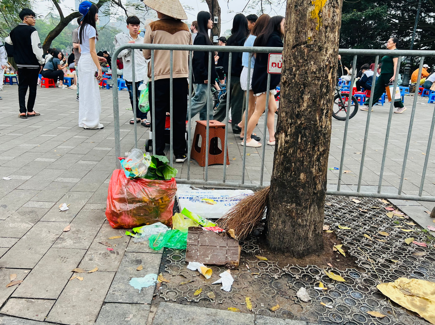Một hình ảnh nhếch nhác khi rác không vứt đúng nơi quy định.
