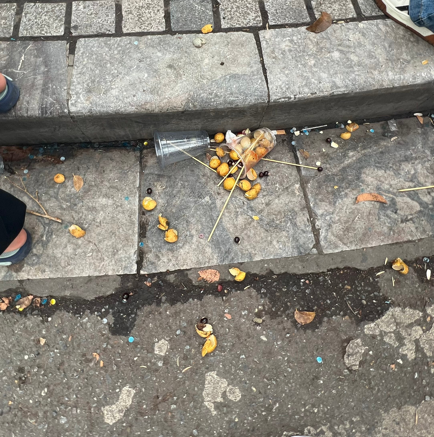 Kể cả vỏ hoa quả, xiên que cũng được du khách không ngần ngại xả thẳng xuống đường phố, gây mất mỹ quan đô thị. Dẫn 2 con đến hồ Hoàn Kiếm vui chơi, chị Khánh Bình ở quận Nam Từ Liêm cho rằng, hồ Hoàn Kiếm là điểm đến đẹp của nhiều du khách trong và ngoài nước. Ngoài tuyên truyền nâng cao ý thức người dân, các cơ quan chức năng cần có quy định để quản lý không gian nơi đây luôn sạch, đẹp.