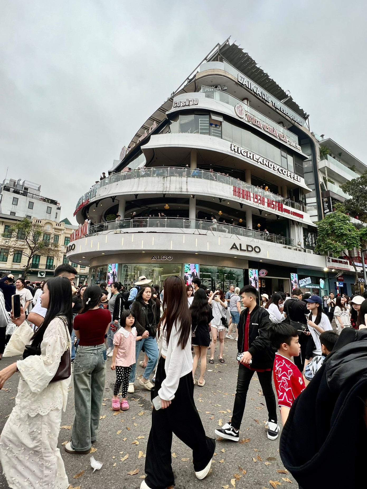 Nhiều người tranh thủ chụp ảnh với toà nhà "Hàm cá mập".
