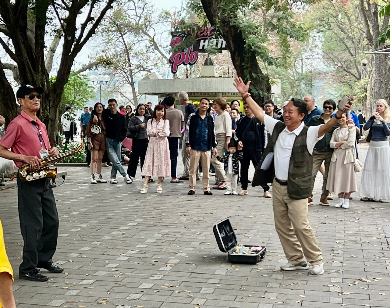 Thích thú với các tiết mục của nghệ sĩ đường phố.