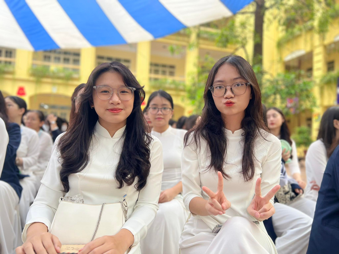 Nhiều học sinh chia sẻ cảm xúc bồi hồi, nuối tiếc vì thời gian trôi nhanh quá. Mới ngày nào bỡ ngỡ bước chân vào mái trường THPT nay đã phải nói lời tạm biệt. Rồi mai đây, mỗi người sẽ có hướng đi khác nhau nhưng khoảng thời gian được cùng học, cùng vui chơi thời học sinh sẽ là những kỷ niệm đẹp theo suốt cuộc đời. Nhiều học sinh chia sẻ cảm xúc bồi hồi, nuối tiếc vì thời gian trôi nhanh quá. Mới ngày nào bỡ ngỡ bước chân vào mái trường THPT nay đã phải nói lời tạm biệt. Rồi mai đây, mỗi người sẽ có hướng đi khác nhau nhưng khoảng thời gian được cùng học, cùng vui chơi thời học sinh sẽ là những kỷ niệm đẹp theo suốt cuộc đời.