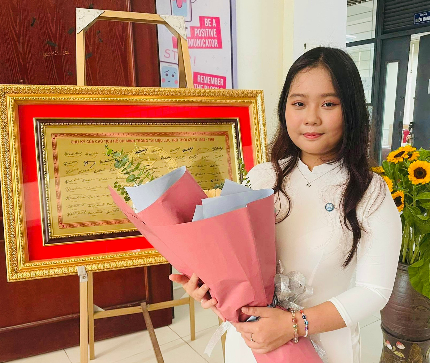 Nguyễn Mai Trang là một học sinh giỏi toàn diện và đạt được nhiều thành tích ấn tượng. Nguyễn Mai Trang là một học sinh giỏi toàn diện và đạt được nhiều thành tích ấn tượng.