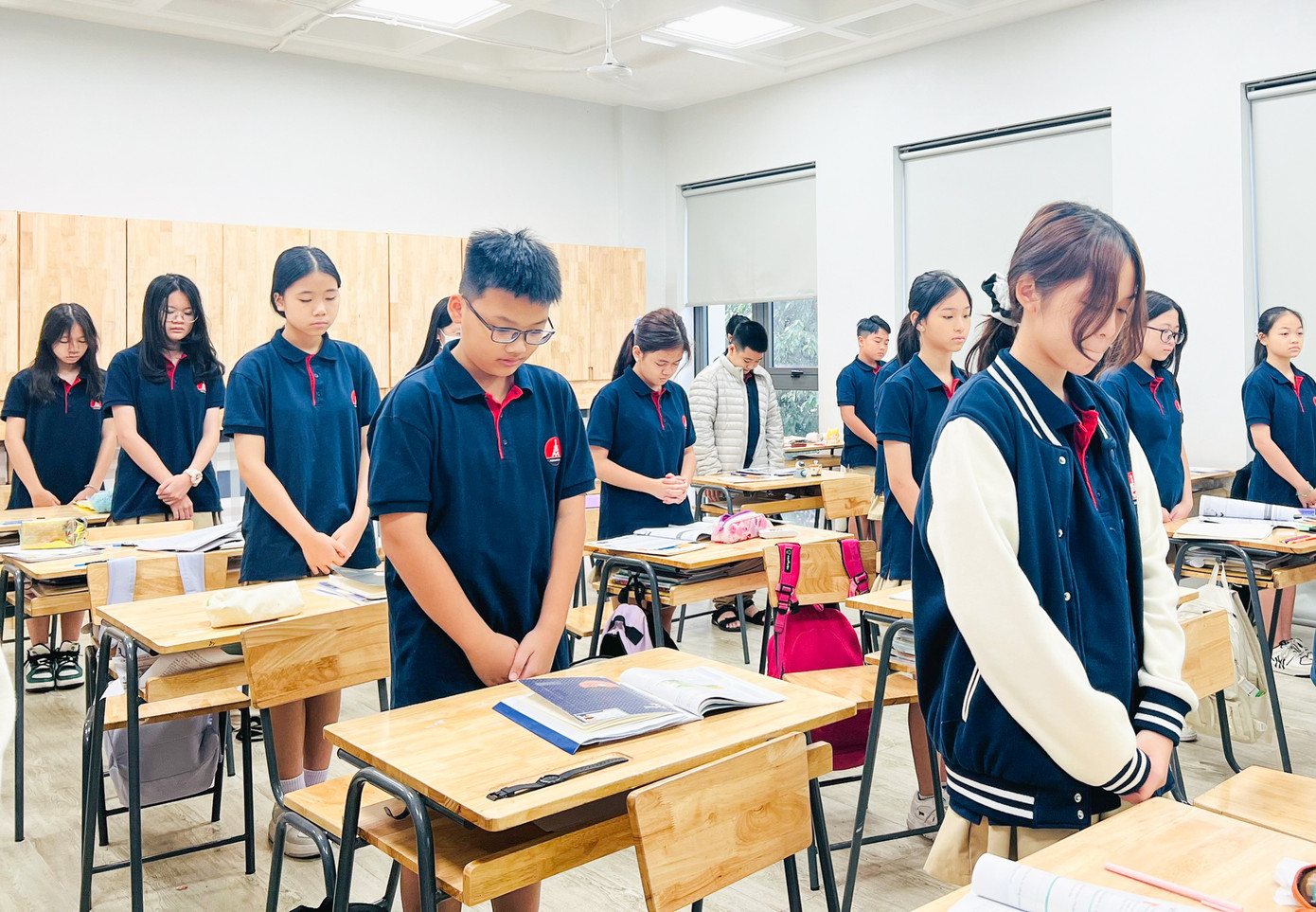 Học sinh Trường Marie Curie Hà Nội xúc động trong phút tưởng nhớ nạn nhân vụ cháy.