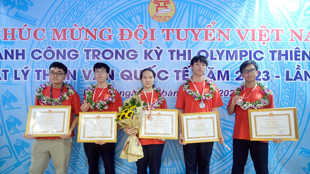 Tất cả thành viên đội tuyển được nhận Bằng khen của Sở GD&amp;ĐT.