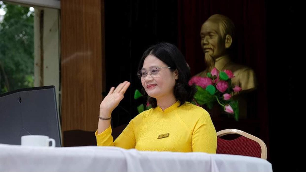 Bà Tô Thị Hải Yến, Hiệu trưởng Trường THCS Giảng Võ chào học sinh trong Lễ khai giảng trực tuyến. Bà Tô Thị Hải Yến, Hiệu trưởng Trường THCS Giảng Võ chào học sinh trong Lễ khai giảng trực tuyến.