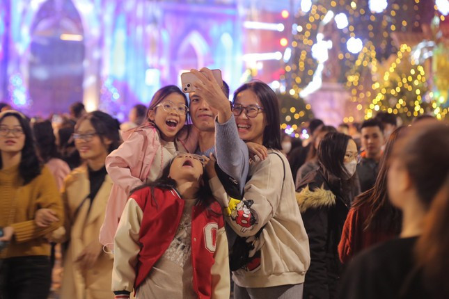 Hà Nội đón Tết dương lịch trong thời tiết không mưa, tối và đêm rét buốt, ban ngày hửng nắng.