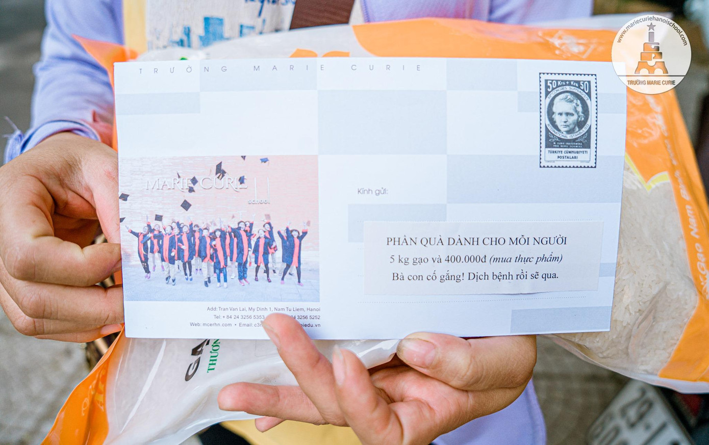 Trên mỗi phần quà, nhà trường còn ghi lời động viên người dân, sinh viên cố gắng vượt qua. Trên mỗi phần quà, nhà trường còn ghi lời động viên người dân, sinh viên cố gắng vượt qua.