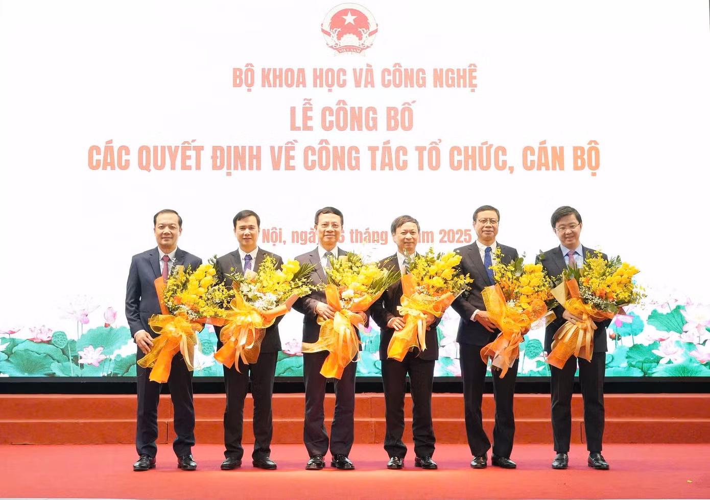 Bộ trưởng Nguyễn Mạnh Hùng (thứ ba từ trái sang) chụp ảnh cùng các Thứ trưởng Bộ Khoa học và Công nghệ tại Lễ Công bố quyết định về công tác tổ chức, cán bộ chiều 6/3.