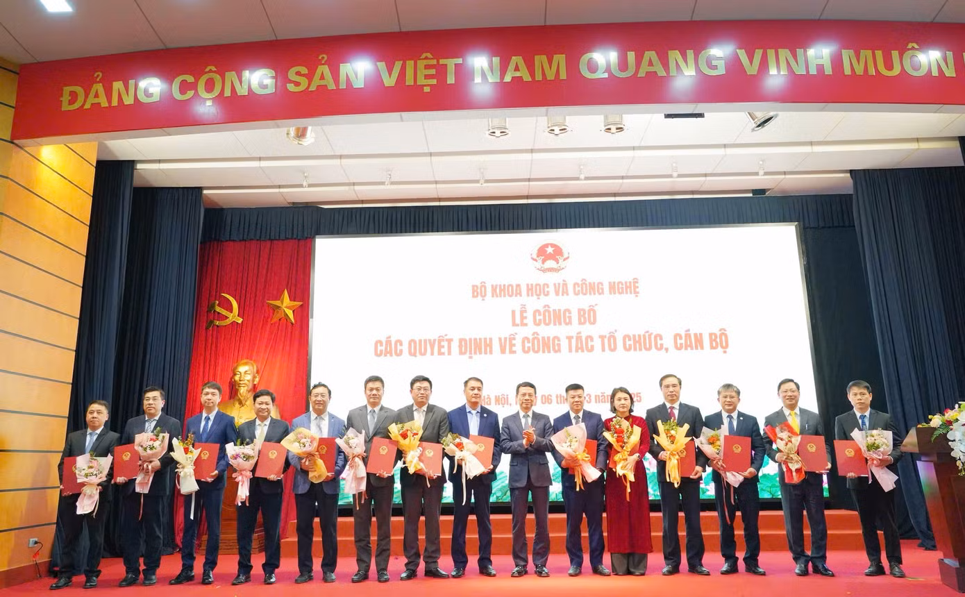 Cấp trưởng các đơn vị trực thuộc Bộ nhận hoa chúc mừng của Bộ trưởng Nguyễn Mạnh Hùng.