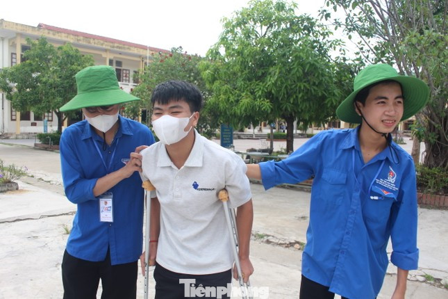 Trong kỳ thi các năm trước, thí sinh có vấn đề sức khoẻ vẫn gắng gượng dự thi. Trong kỳ thi các năm trước, thí sinh có vấn đề sức khoẻ vẫn gắng gượng dự thi.