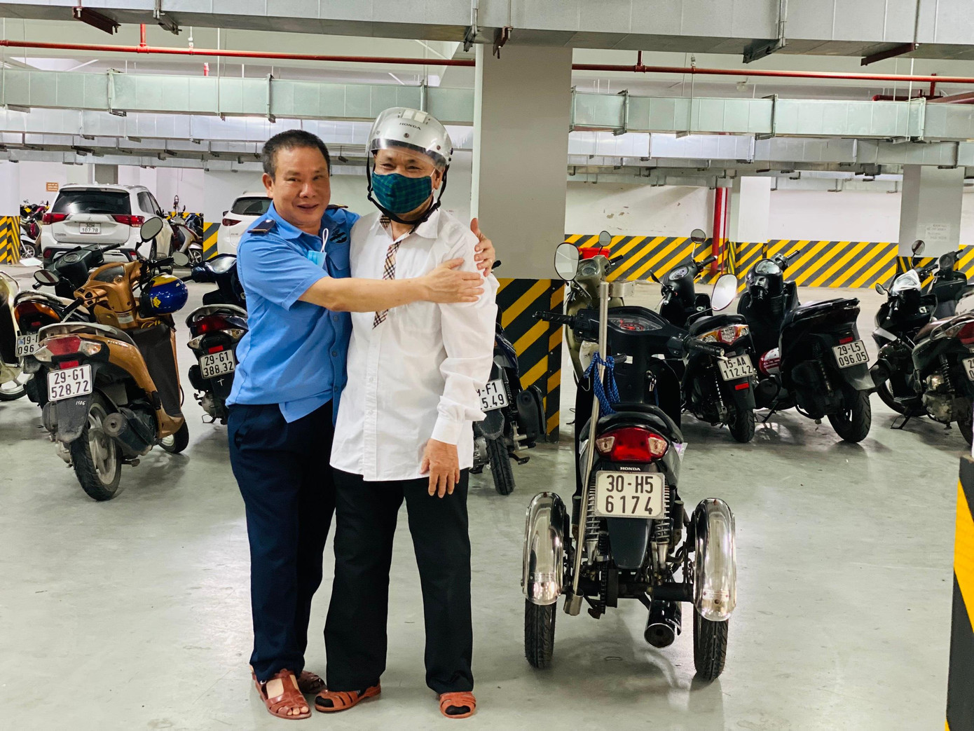 Trước khi ra về, ông không quên ôm chầm bác bảo vệ ở điểm thi để nói lời cảm ơn vì trong những ngày thi đã chia sẻ, động viên sĩ tử già vượt qua kỳ thi. Trước khi ra về, ông không quên ôm chầm bác bảo vệ ở điểm thi để nói lời cảm ơn vì trong những ngày thi đã chia sẻ, động viên sĩ tử già vượt qua kỳ thi.