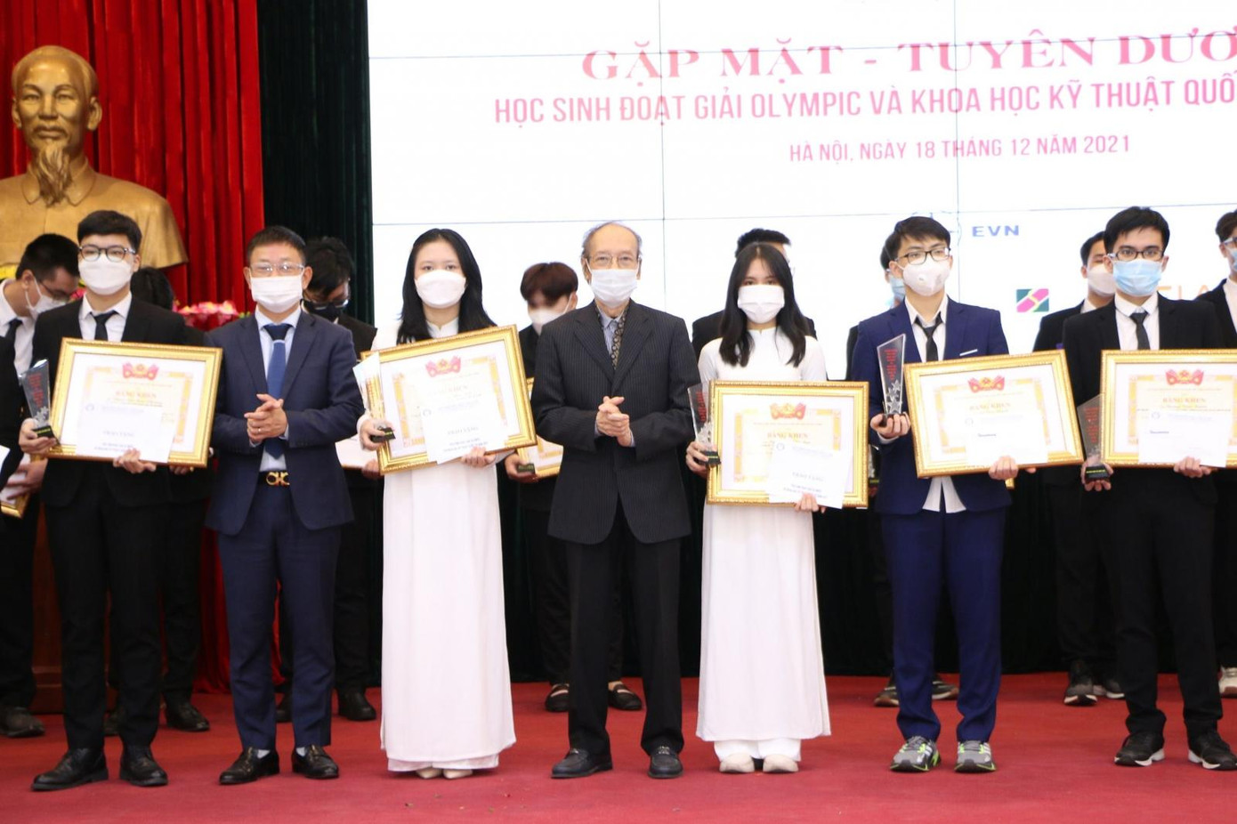 Nhà báo Phùng Công Sưởng, Phó Tổng biên tập Báo Tiền Phong, Phó Giám đốc Quỹ Hỗ trợ Tài năng trẻ Việt Nam (thứ 2 từ trái sang) và đại diện Quỹ Khuyến học Việt Nam trao quà cho các học sinh tại buổi lễ.