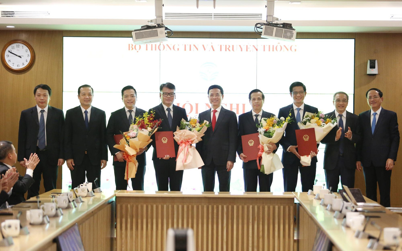 Bộ trưởng Bộ Thông tin và Truyền thông Nguyễn Mạnh Hùng cùng 4 thứ trưởng chụp ảnh cùng các nhân sự vừa được bổ nhiệm.