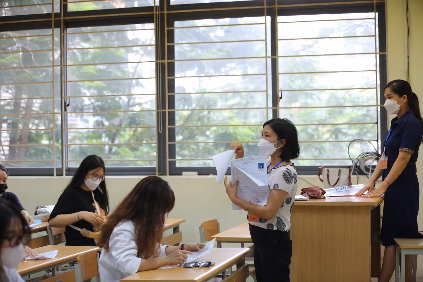 Đúng 14 giờ chiều nay, thí sinh có mặt tại các phòng thi nghe phổ biến quy chế thi. (ảnh: Trọng Tài)