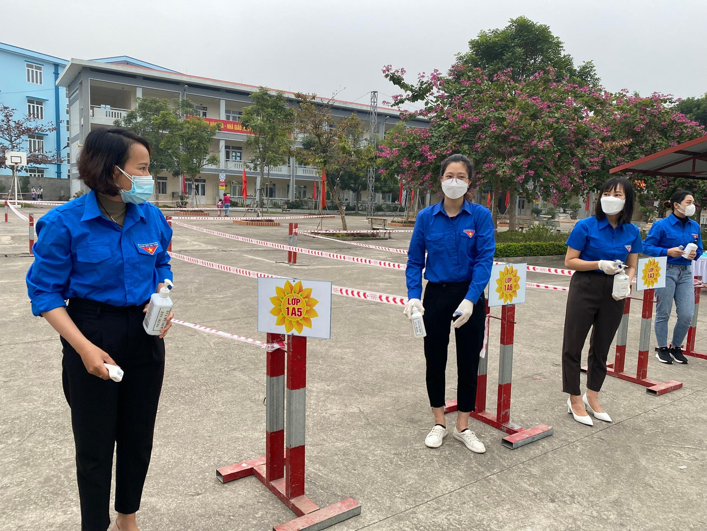 Mỗi lớp đi theo một luồng riêng biệt, học sinh không tiếp xúc với nhau. Mỗi lớp đi theo một luồng riêng biệt, học sinh không tiếp xúc với nhau.