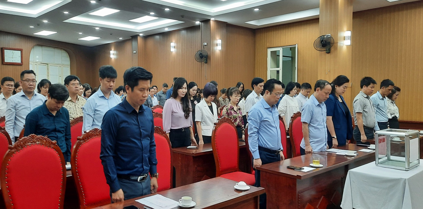 Lãnh đạo Sở GDĐT và cán bộ, nhân viên đã dành một phút mặc niệm nạn nhân tử vong.