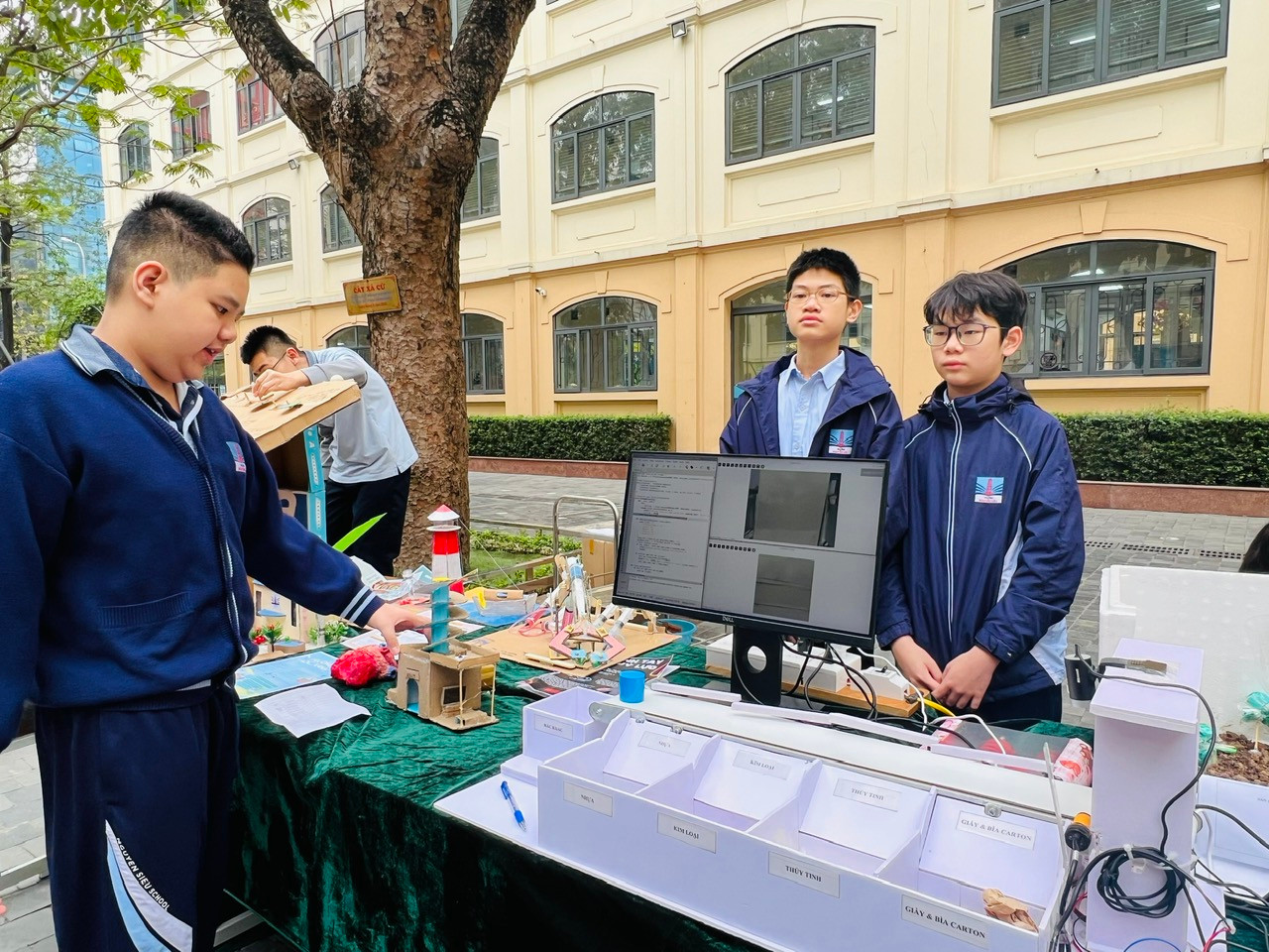 Trần Khải Tuấn và Nguyễn Thành Vinh giới thiệu cho các bạn về cách phân loại rác.