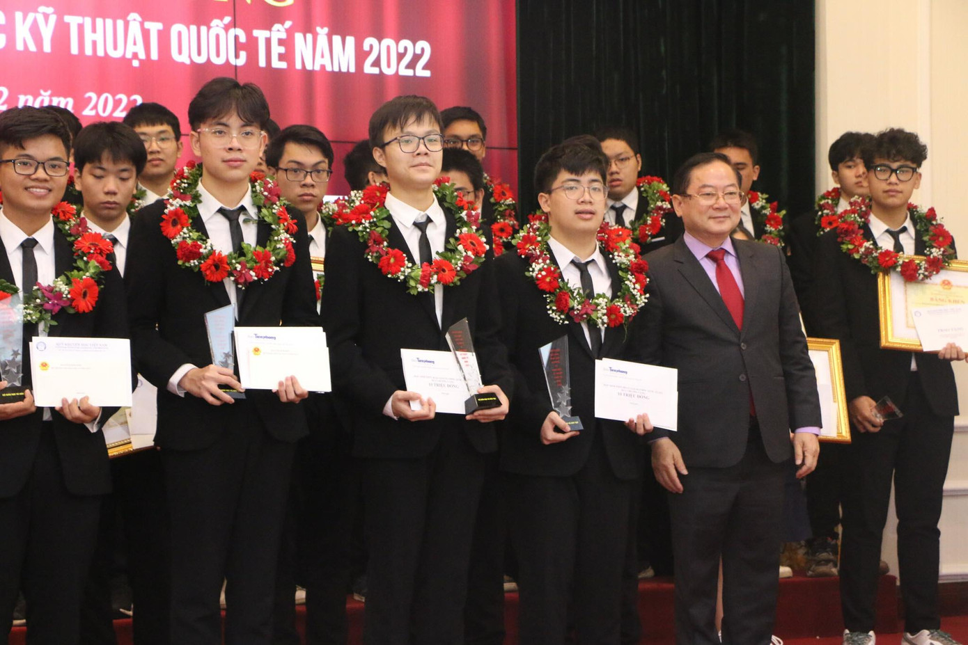 Những năm trước, Quỹ hỗ trợ tài năng trẻ Việt Nam cũng trao tặng phần thưởng cho học sinh xuất sắc trong các kỳ thi Olympic khu vực và quốc tế. Những năm trước, Quỹ hỗ trợ tài năng trẻ Việt Nam cũng trao tặng phần thưởng cho học sinh xuất sắc trong các kỳ thi Olympic khu vực và quốc tế.