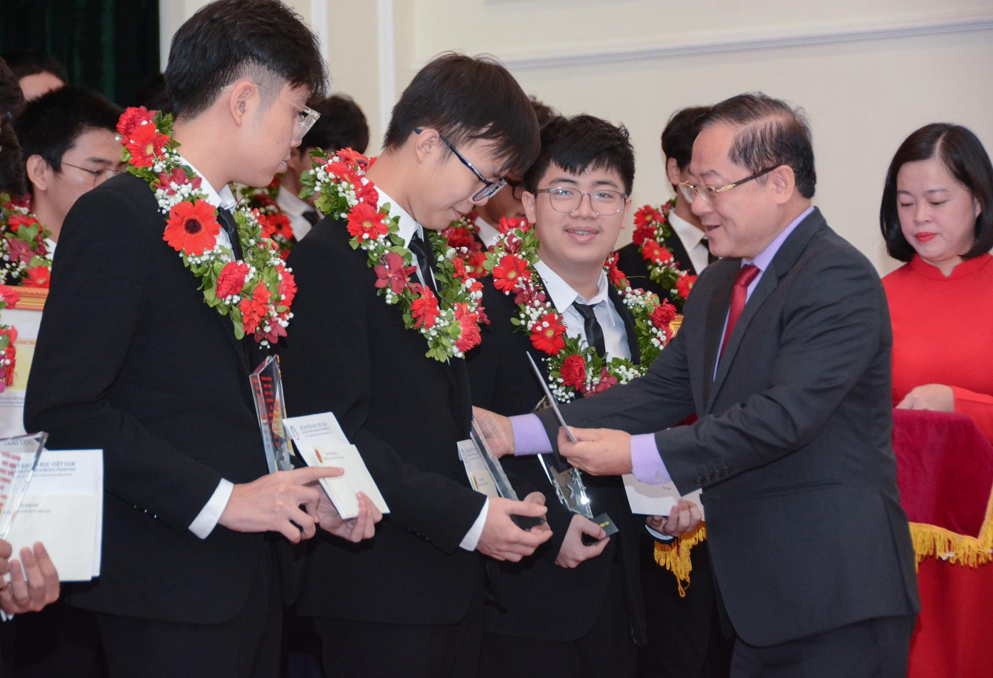 Nhà báo Lê Xuân Sơn trao phần thưởng của Quỹ hỗ trợ Tài năng trẻ Việt Nam cho học sinh đoạt HCV Olympic quốc tế; HCV trong cuộc thi Khoa học kỹ thuật quốc tế Nhà báo Lê Xuân Sơn trao phần thưởng của Quỹ hỗ trợ Tài năng trẻ Việt Nam cho học sinh đoạt HCV Olympic quốc tế; HCV trong cuộc thi Khoa học kỹ thuật quốc tế