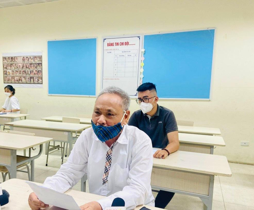 82 tuổi ông Kỳ tự chống nạng, lái xe đi thi tốt nghiệp 2022. Ông mặc sơ mi trắng chỉnh tề, dự kỳ thi. 82 tuổi ông Kỳ tự chống nạng, lái xe đi thi tốt nghiệp 2022. Ông mặc sơ mi trắng chỉnh tề, dự kỳ thi.